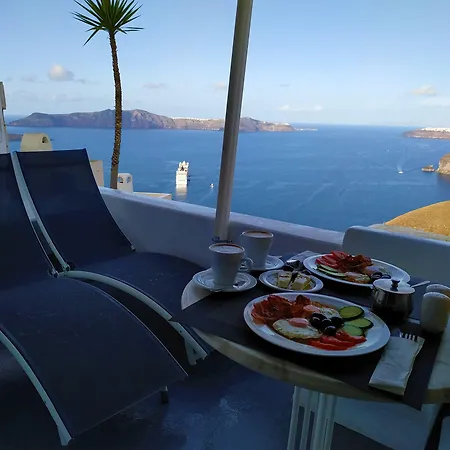 Trieris & Villa Fira (Santorini)
