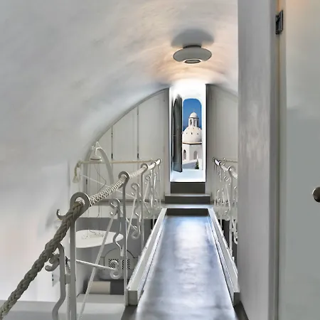 Villa Trieris & Fira (Santorini)