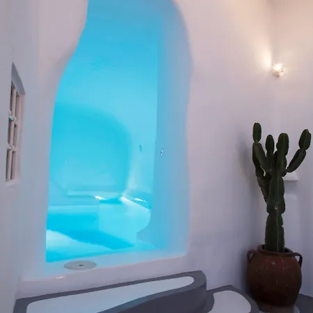 Trieris & Villa Fira (Santorini)