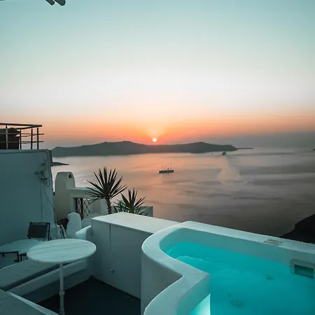 Villa Trieris & Fira (Santorini)