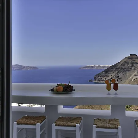 Trieris & Villa Fira (Santorini)